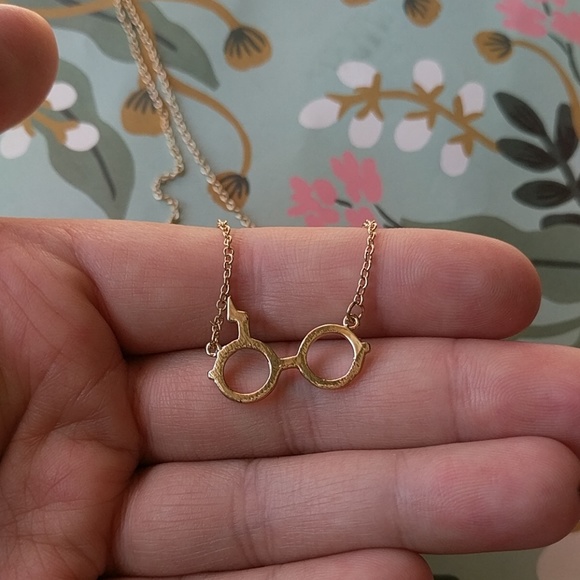 Last ONE Nwot gold harry potter glasses  necklace - Picture 2 of 4